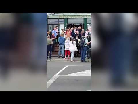 Nigel Farage si prende un milkshake in faccia al suo primo comizio elettorale