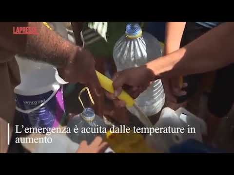 Gaza, in centinaia in fila per l’acqua a Khan Younis