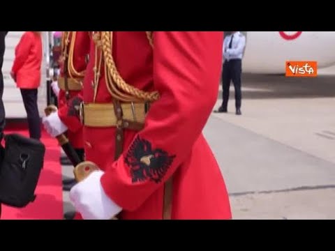 Meloni in Albania, l’abbraccio con Rama e la visita al centro per migranti