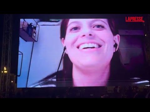 Europee, Ilaria Salis in collegamento con il comizio di Avs: “La mia battaglia non è ancora finita”