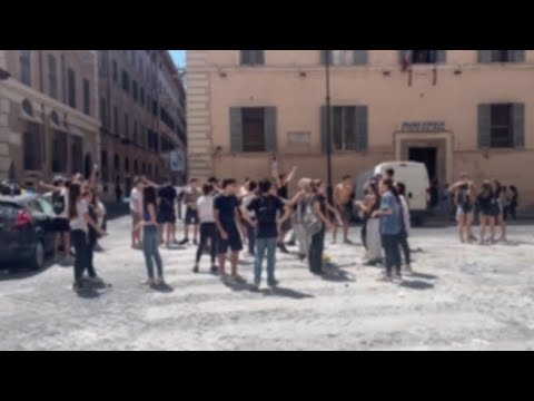 La “lista delle conquiste” del liceo Visconti di Roma, fuori si festeggia ultimo giorno di scuola