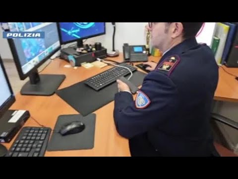 Bari, imbrattore seriale denunciato dalla polizia: lasciava scritte no vax ovunque