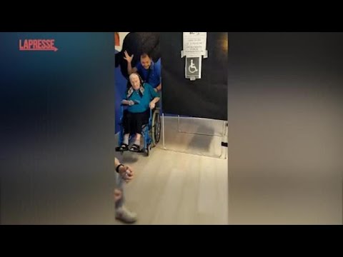 Elezioni, va a votare a 108 anni: applausi per Genoveffa Marinucci