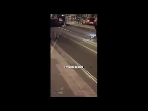 Trastevere, viaggia con due amici appeso al tram 8 e cade sull’asfalto: ecco il video