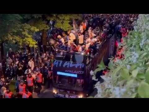 Tifosi in delirio per il passaggio del bus dell’Atalanta