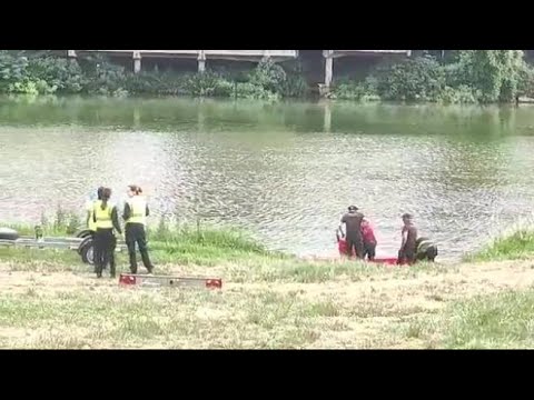Firenze, si spoglia e va a fare il bagno in Arno: anziano salvato dai vigili del fuoco