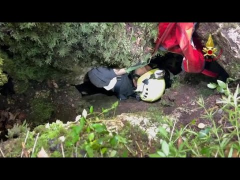 Segugio cade in una frattura rocciosa, salvato dai Vigili del fuoco