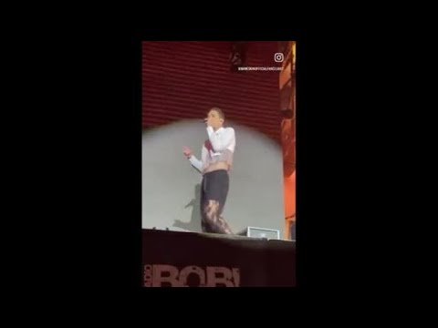 Maneskin: Damiano sul palco con pantaloni effetto shorts con gambe di pizzo nero