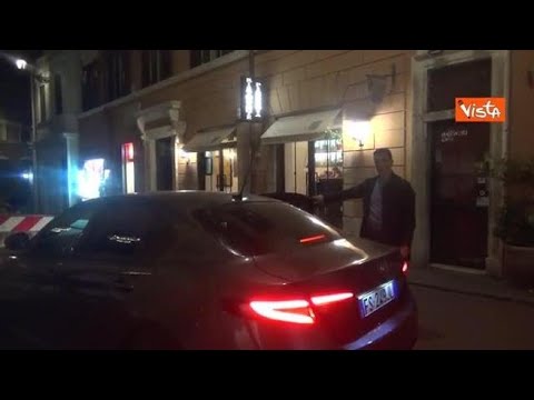 Elezioni europee, Elly Schlein arriva alla sede del Pd con la chitarra