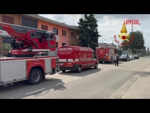 Brugherio, esplosione in un capannone di vernici: le operazioni dei vigili del fuoco