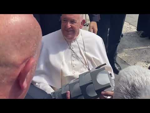 Papa Francesco benedice la fiaccola delle Universiadi Torino 2025