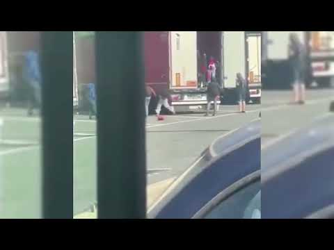 Camionista prende a cinghiate immigrate