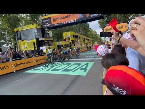 Tour de France a Torino, l’eritreo Girmay vince la terza tappa, Carapaz nuova gialla