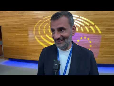 Il primo giorno di Vannacci a Strasburgo, il “giallo” del trolley e poi semina tutti