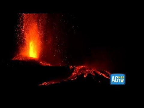La spettacolare eruzione dell’Etna vista da Bronte e Regalna