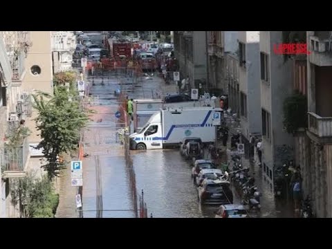 Milano, si allaga strada in via Fontana: 250 famiglie senz’acqua