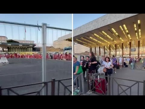 Roma, alla stazione Termini la fila interminabile per un taxi: «E non ne arriva nemmeno uno»