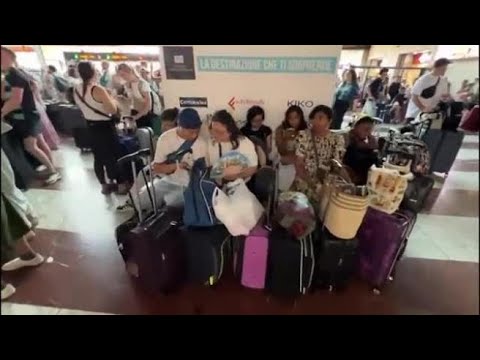 Firenze, stazione assediata a causa dei ritardi: “La laurea di mio nipote? L’ho persa”