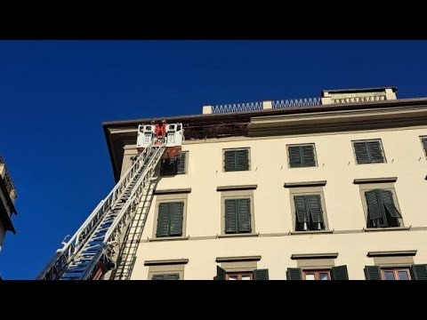 Firenze, crolla un pezzo di cornicione in piazza Sant’Ambrogio