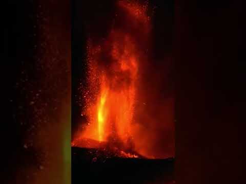 Etna: le spettacolari immagini della fontana di lava che fuoriesce dal Cratere Voragine #shorts#news
