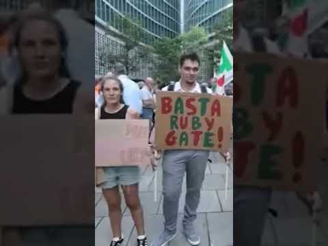 Le proteste a Milano contro l’intitolazione dell’aeroporto di Malpensa a Berlusconi #shorts #news