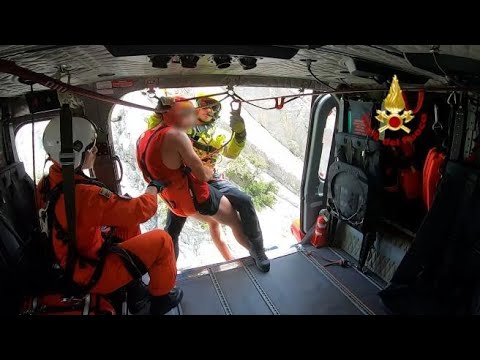 Nuoro, lo spettacolare salvataggio di due turisti francesi in difficoltà