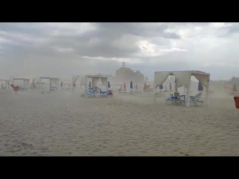 Maltempo, tempesta di sabbia si abbatte sul litorale di Rimini