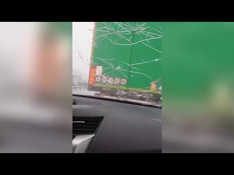Grandinata in autostrada rompe il parabrezza