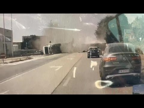 Incidente a Goito: il sorpasso azzardato dell’auto e lo scontro tra due camion che si ribaltano