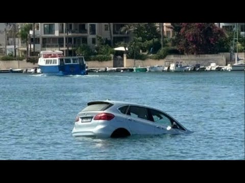 Brindisi, dimentica di inserire il freno a mano, l’auto finisce in mare e affonda