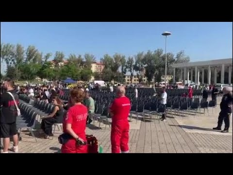 Funerali vittime di Scampia, la piazza semivuota