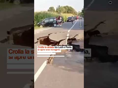 Crolla la strada tra Lodi e Pavia e si apre una voragine: un auto si ferma a pochi metri dalla buca