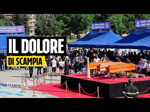 Scampia, i funerali dei 3 abitanti della Vela Celeste, il Sindaco: “Ora soluzione definitiva”