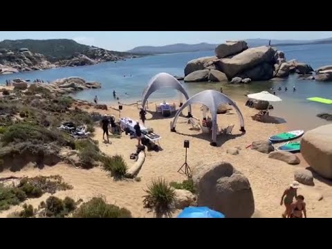 gazebo e fornelli sulla spiaggia protetta di Talmone, l’assalto cafone dello yacht del milionario