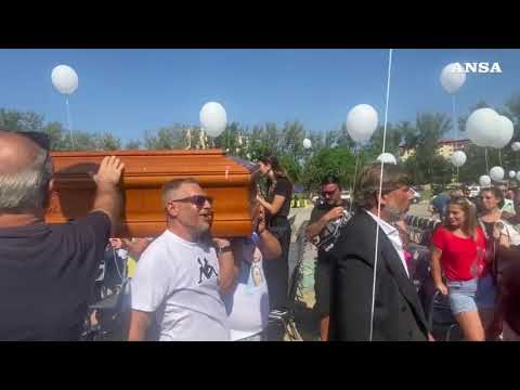 L’ultimo abbraccio di Scampia alle tre vittime del crollo