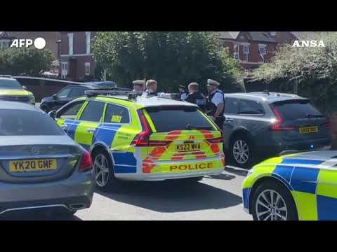 Regno Unito, polizia isola la strada di un accoltellamento con 8 feriti