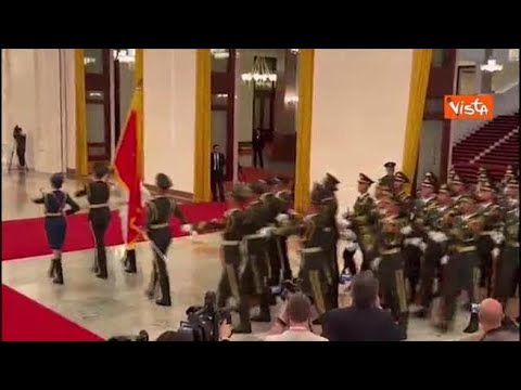 I soldati della guardia entrano nella sala dell’incontro Meloni-Li Qiang