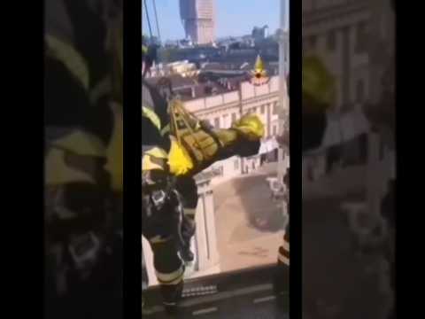 Turista sviene in cima al Duomo di Milano: lo spettacolare salvataggio dei pompieri #shorts #news