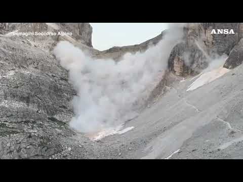 Enorme caduta di sassi su Cima Dodici sulle Dolomiti di Sesto