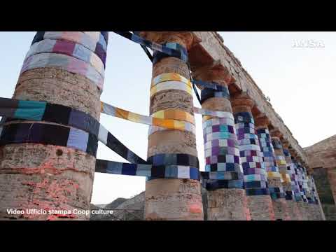 Una installazione ricorda l’incendio di Segesta un anno dopo