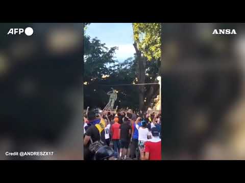 In Venezuela attivisti abbattono una statua di Chavez