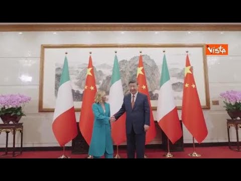 Meloni incontra Xi Jinping a Pechino, la stretta di mano tra i due leader