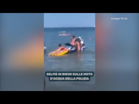 Chioggia, il selfie in bikini sulle moto d’acqua della polizia