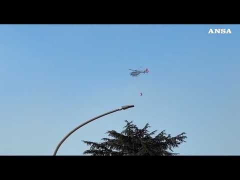 Incendio a Roma: al lavoro 10 squadre vigili del fuoco