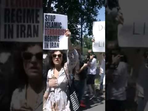 Elezioni in Iran: davanti al Consolato di Milano le donne contestano chi va a votare #shorts #news