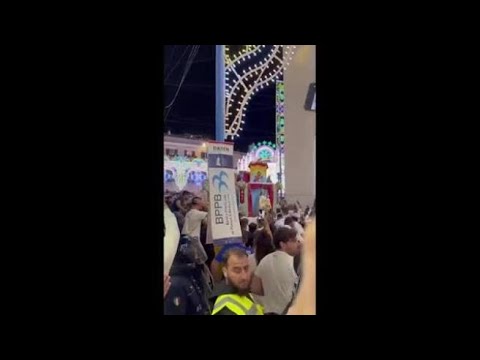 Matera e l’assalto al carro della Madonna della Bruna: un ragazzo si lancia dalle luminarie