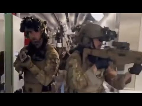 Marina militare, ecco come gli incursori della Brigata San Marco simulano l’assalto a una nave