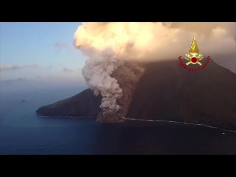 Lo Stromboli visto dall’elicottero