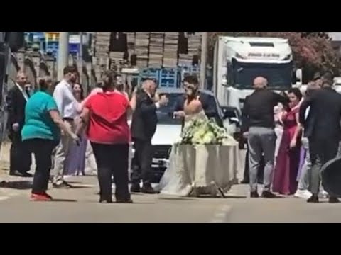 Sarno, banchetto nuziale in mezzo alla strada: traffico bloccato
