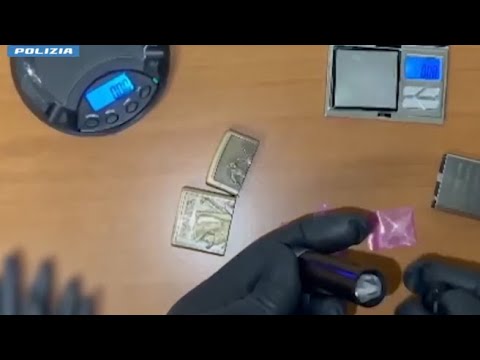 Milano, droga shaboo nascosta in penne e cerotti: arrestato 32enne